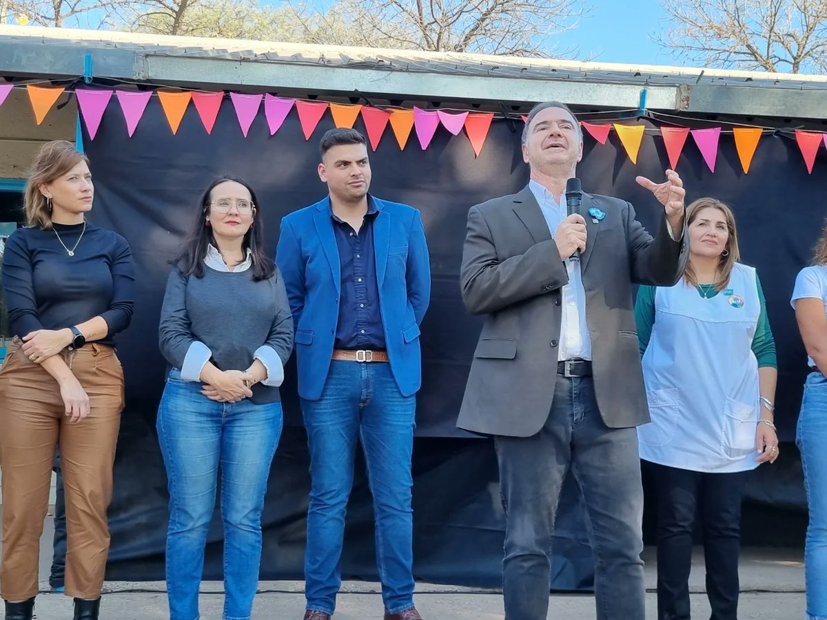 MariaJoseViola's tweet photo. 📍Vida y color en la Escuela Municipal Arsenio Murugarren 🏫🌈🎨

🖌Junto a la comunidad de B° Santa Cecilia vivimos y compartimos una nueva edición del #ProgramaVida 🎨🤩 https://t.co/LmvyZDwcPV