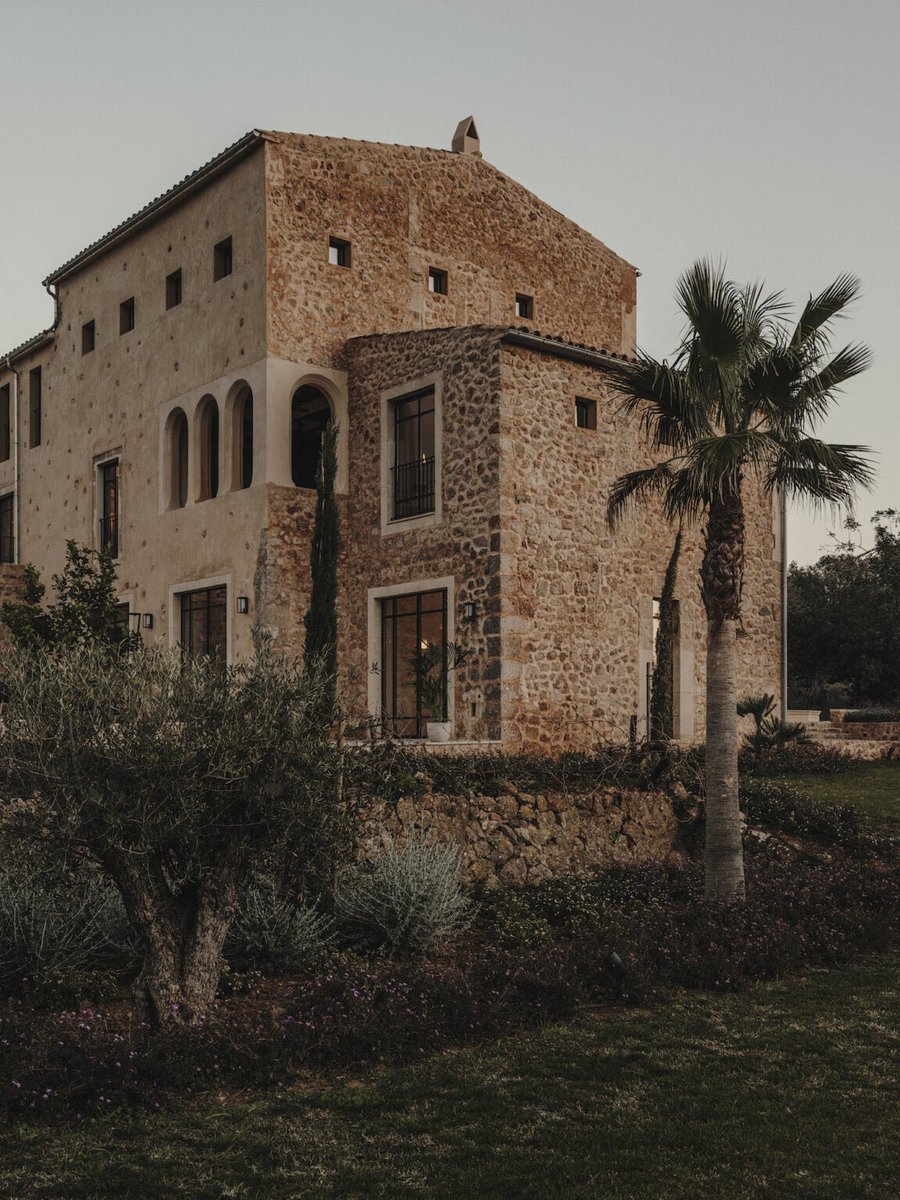 NATALIALABEL's tweet photo. I have genuine feelings for this Mediterranean villa. https://t.co/ugNvg1eaTk