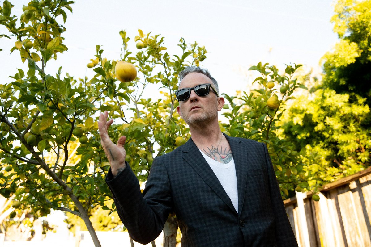 hausedave's tweet photo. 8 years sober today 
A lot of lemons, a lot of sparkling water https://t.co/6qRSWHceD5