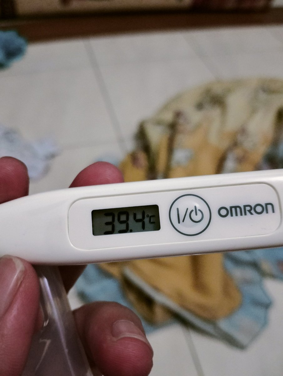 wikenrsr's tweet photo. Setelah minum obat, kalo di orang mah meren kaya gak napak gitu kaki nya. https://t.co/CgyPFNrBRz