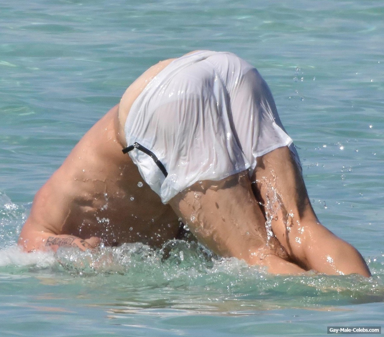 Sport's Guys on X: Olivier Giroud is no stranger to accidentally exposing  his butt on holidays, This has been waiting to happen again. Also someone  needs to tell him to bring it