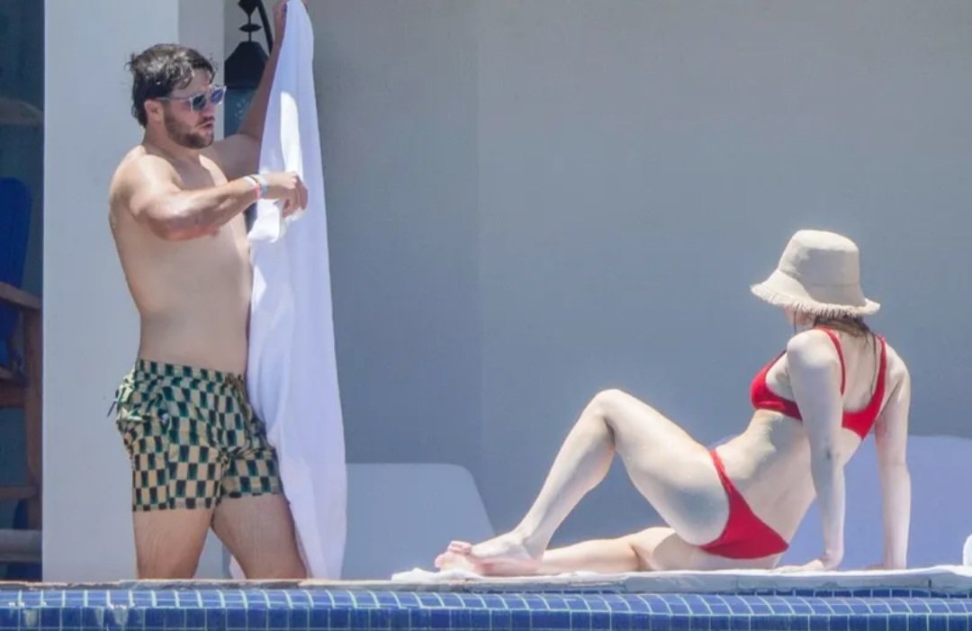 CrazyBillsFan's tweet photo. Hailee Steinfeld hanging Josh Allen's bathing suit out to dry 👀 https://t.co/3x8dqYD8yF