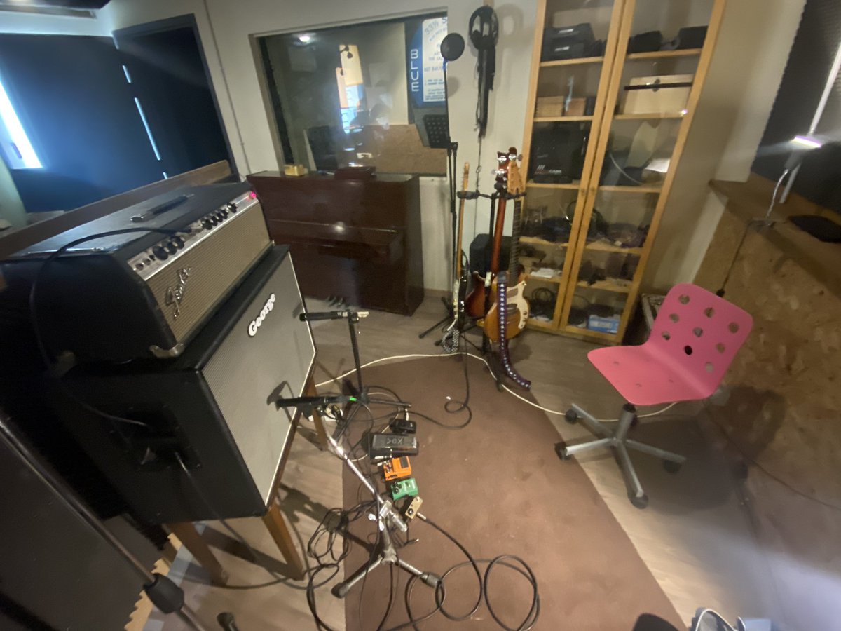 Trialbanda's tweet photo. TRIAL inicia el viatge cap al 5è disc.STOP. Als comandaments Mr.Fermín @biscuitRnRband i Mr.Paquillo @marcmolas 4bandrecords.STOP. Cal Pau Recordings Rules!❤️#backtobasics #liverecording #SOUNDWAVE #rock&amp;rollstar ⚡️🔥⭐️⭐️⭐️ https://t.co/NGSe11F39I