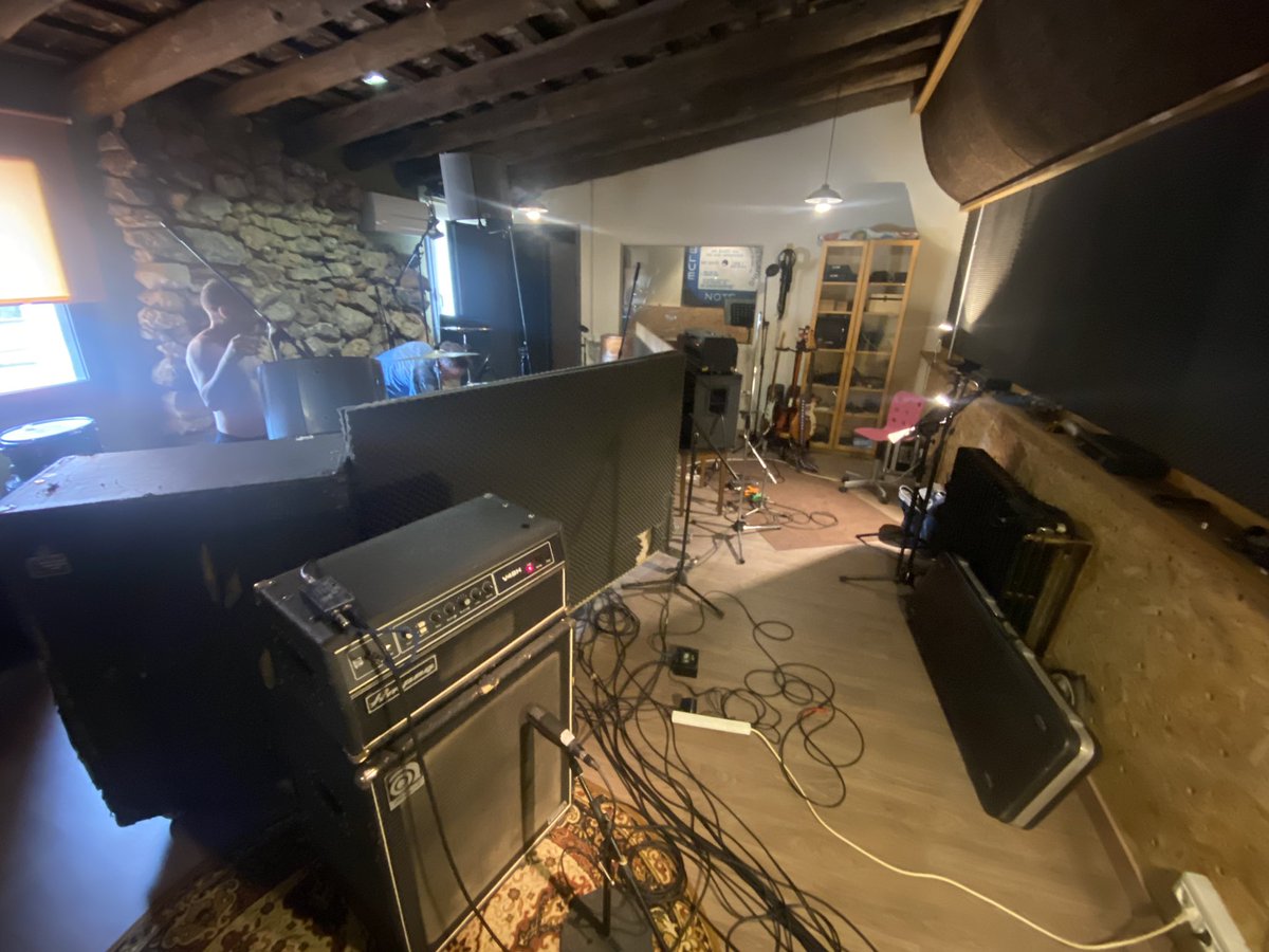 Trialbanda's tweet photo. TRIAL inicia el viatge cap al 5è disc.STOP. Als comandaments Mr.Fermín @biscuitRnRband i Mr.Paquillo @marcmolas 4bandrecords.STOP. Cal Pau Recordings Rules!❤️#backtobasics #liverecording #SOUNDWAVE #rock&amp;rollstar ⚡️🔥⭐️⭐️⭐️ https://t.co/NGSe11F39I