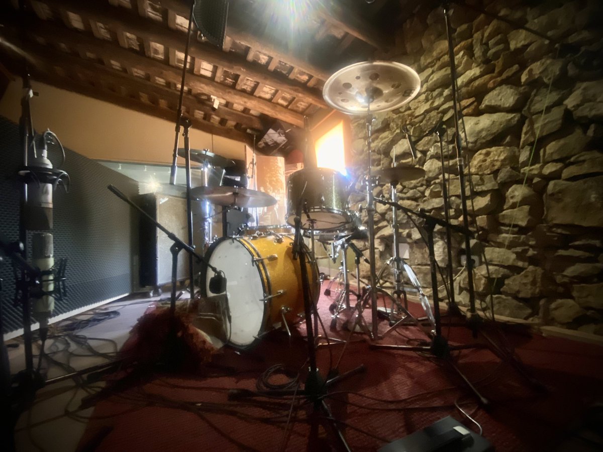 Trialbanda's tweet photo. TRIAL inicia el viatge cap al 5è disc.STOP. Als comandaments Mr.Fermín @biscuitRnRband i Mr.Paquillo @marcmolas 4bandrecords.STOP. Cal Pau Recordings Rules!❤️#backtobasics #liverecording #SOUNDWAVE #rock&amp;rollstar ⚡️🔥⭐️⭐️⭐️ https://t.co/NGSe11F39I
