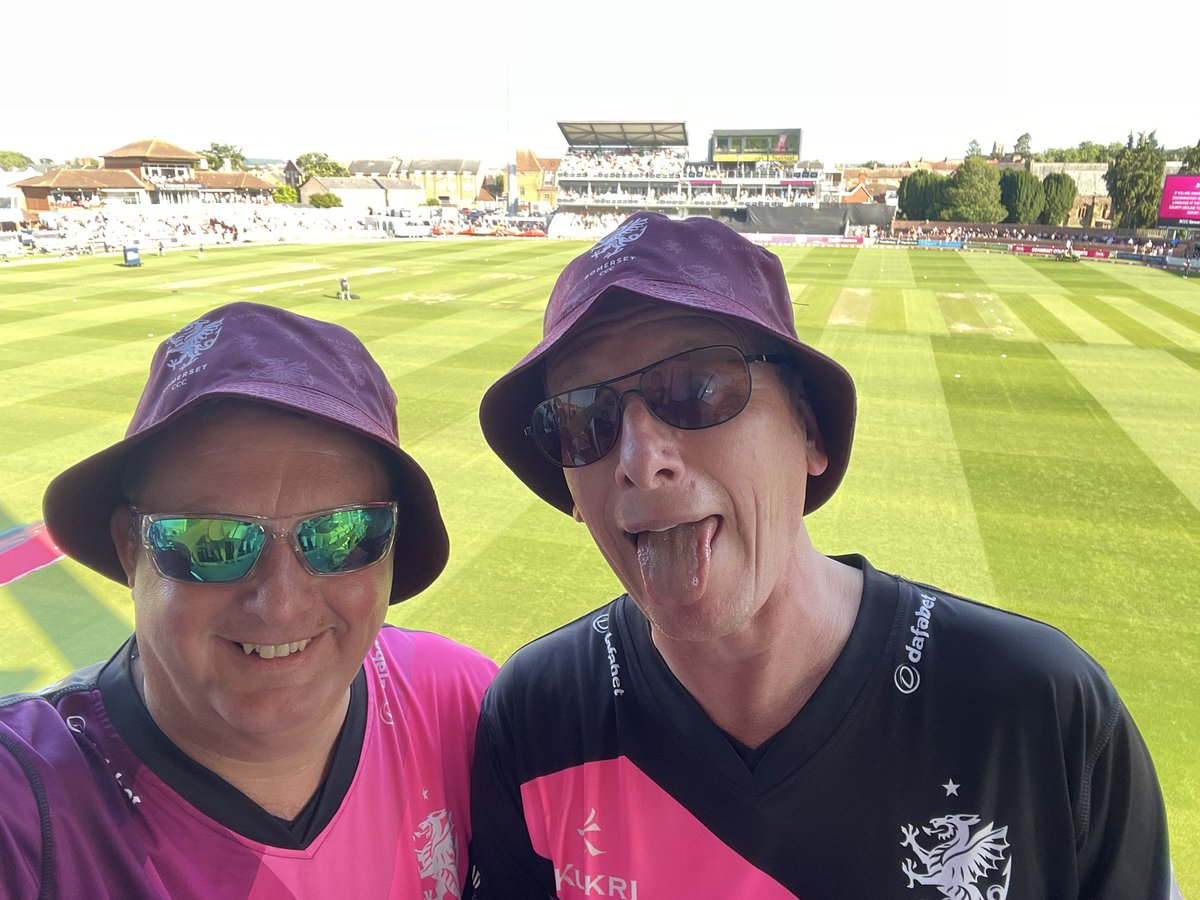 Come on <a href="/SomersetCCC/">Somerset Cricket 🏆</a> !! <a href="/Jcbrownbottle/">brownbottle</a> ready for the big one in the <a href="/SomCountySports/">SomCountySports</a> buckets!#weareSomerset