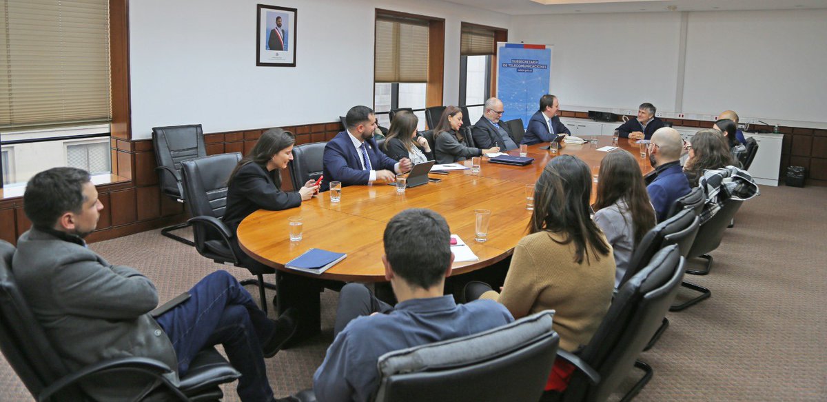 subtel_chile's tweet image. 📡 ¡Colaboración para tener un #ChileMejorConectado! 

➡️ Hoy el subse @claudioarayasm firmó convenio de colaboración con  @AgendaCAF para acortar la Brecha Digital en el país.