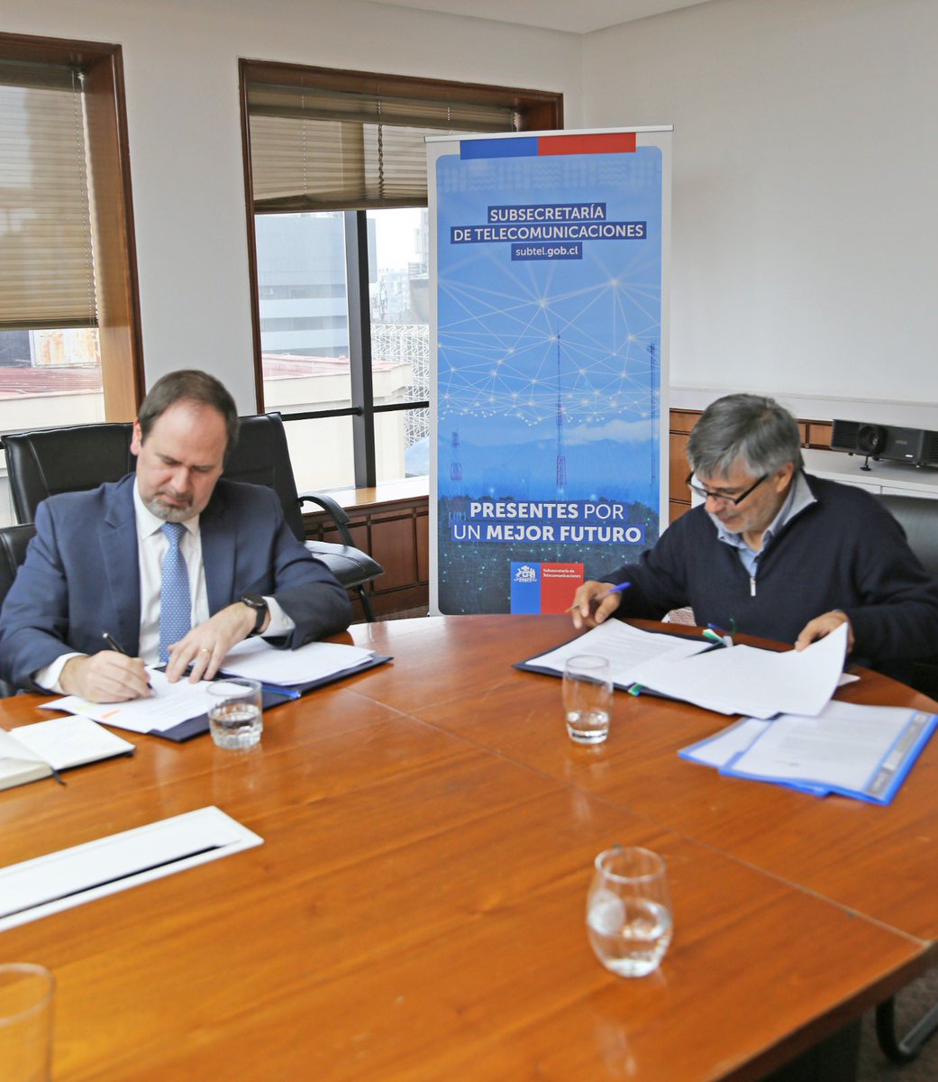 subtel_chile's tweet image. 📡 ¡Colaboración para tener un #ChileMejorConectado! 

➡️ Hoy el subse @claudioarayasm firmó convenio de colaboración con  @AgendaCAF para acortar la Brecha Digital en el país.