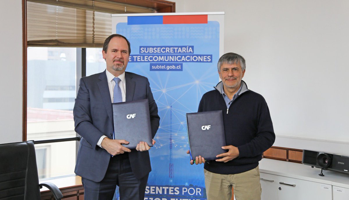 subtel_chile's tweet image. 📡 ¡Colaboración para tener un #ChileMejorConectado! 

➡️ Hoy el subse @claudioarayasm firmó convenio de colaboración con  @AgendaCAF para acortar la Brecha Digital en el país.