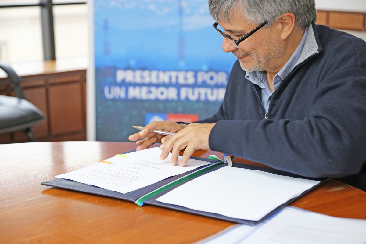 subtel_chile's tweet image. 📡 ¡Colaboración para tener un #ChileMejorConectado! 

➡️ Hoy el subse @claudioarayasm firmó convenio de colaboración con  @AgendaCAF para acortar la Brecha Digital en el país.
