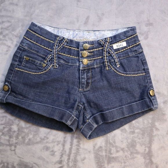 dmljan23's tweet photo. So good I had to share! Check out all the items I'm loving on @Poshmarkapp #poshmark #fashion #style #shopmycloset #bariii #boomboomjeans #llbean: https://t.co/2cgnP9gypc https://t.co/Y9MBuvWRvO