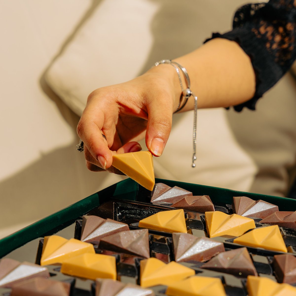 تدرون وش اليوم؟
اليوم هو #اليوم_العالمي_للشوكولاته ونحن في 3K Chocolate نحتفل بهذه المناسبة بطريقة خاصة جداً حيث نقدم لكم خصم 15% + التوصيل المجاني على جميع منتجاتنا كود (3KDay) مستمر حتى يوم 10 يوليو، نعدكم بتجربة لا تنسى مع شوكولاتتنا اللذيذة 🤩

المتجر
3KChocolate.com