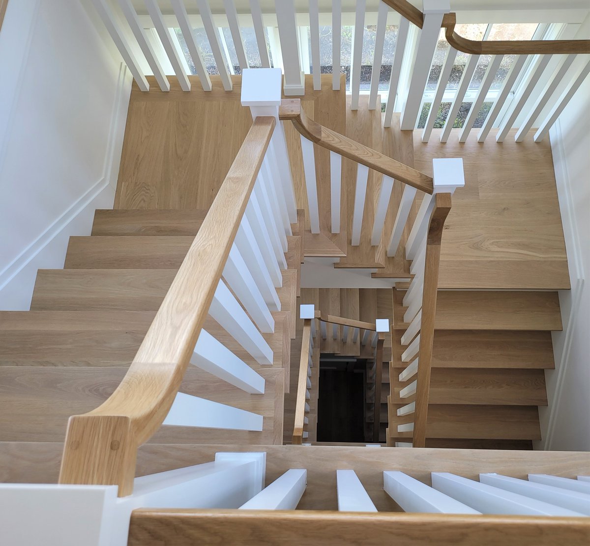 A stairway can be an absolute showstopper even if it isn’t overly ornate.
#CapeCod #NewEnglandArchitecture #ERTADesigned #LifeWellDesigned #StairDesign #DennisMA #Millwork