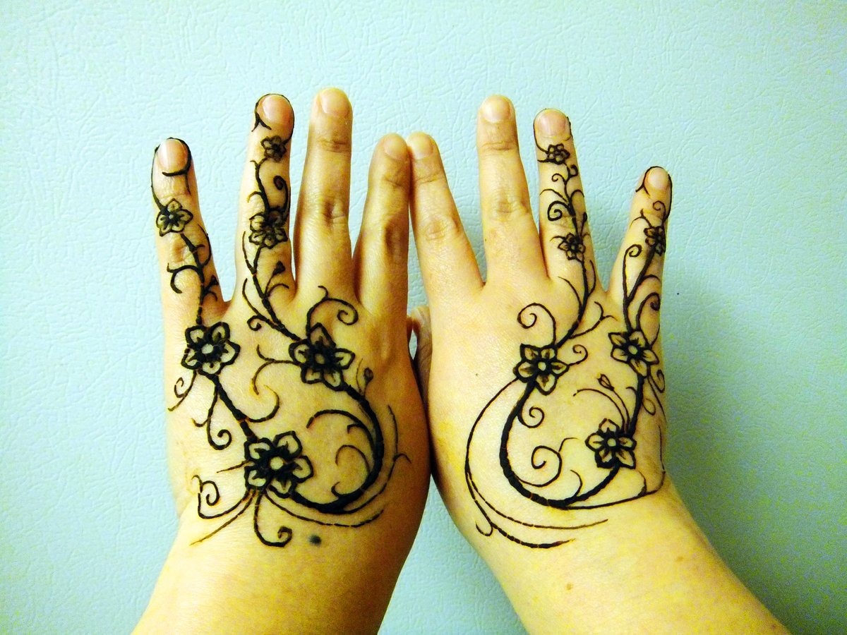 'Flowered Vines'  Henna on hands. Hope you enjoy!
#art #hennaartist #henna #originalart
