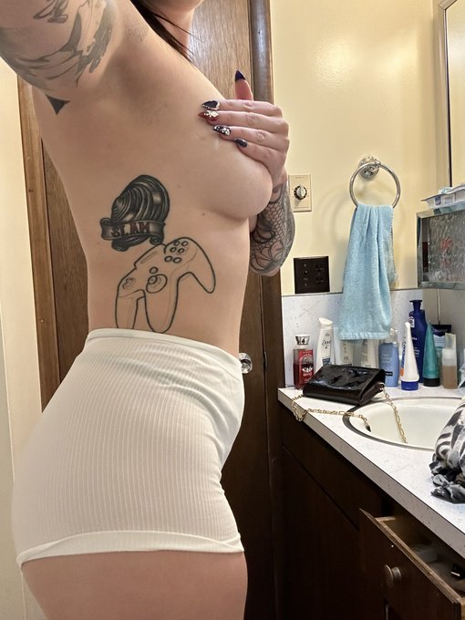 Look at my side tats https://t.co/A434C2ZjwO