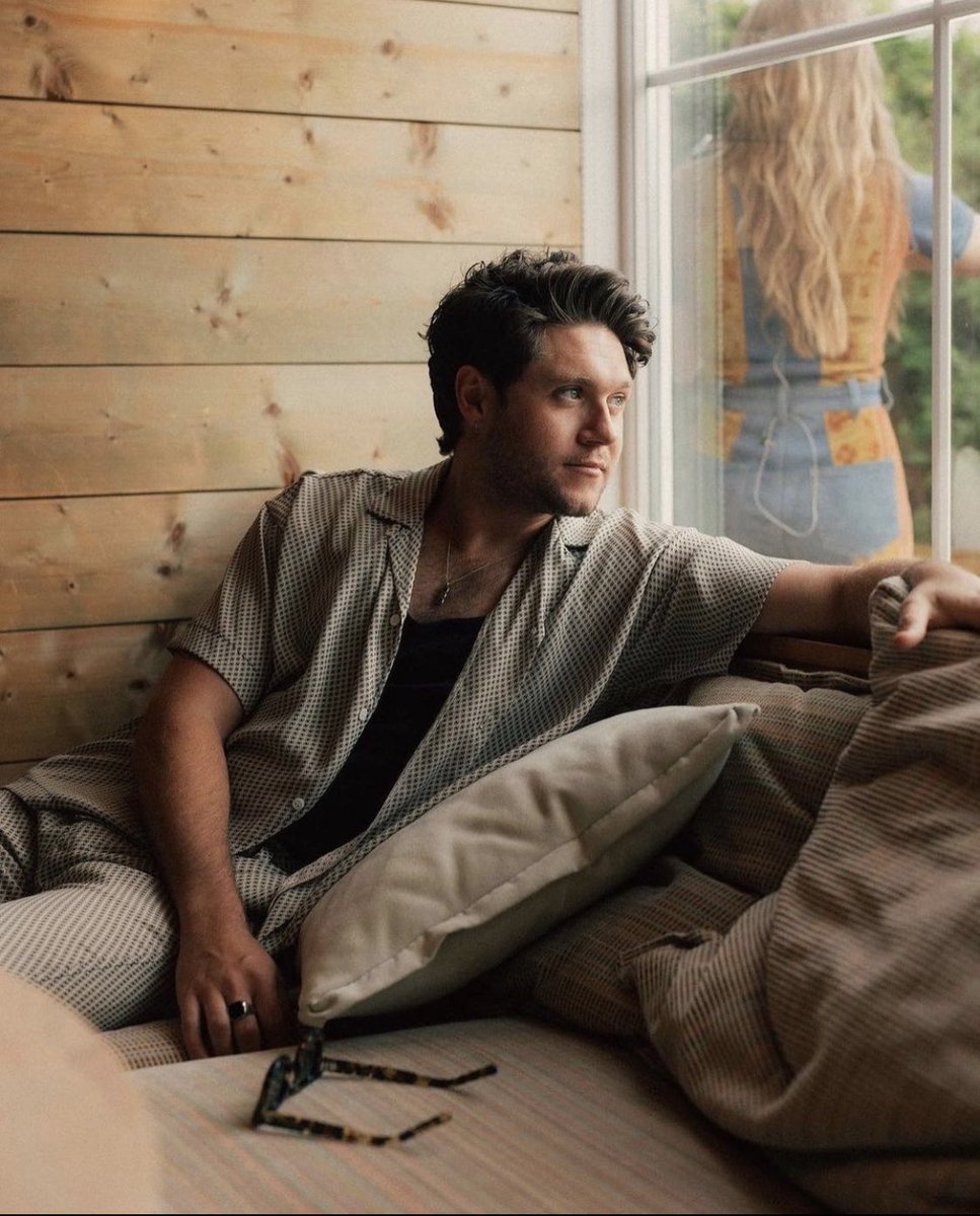 fairydemar's tweet photo. THESE PICTURES OF NIALL ARE GOLDEN!!! @NiallOfficial you're so golden 🌟🌟🌟🌟🌟🌟 https://t.co/bMZPNTzgTQ