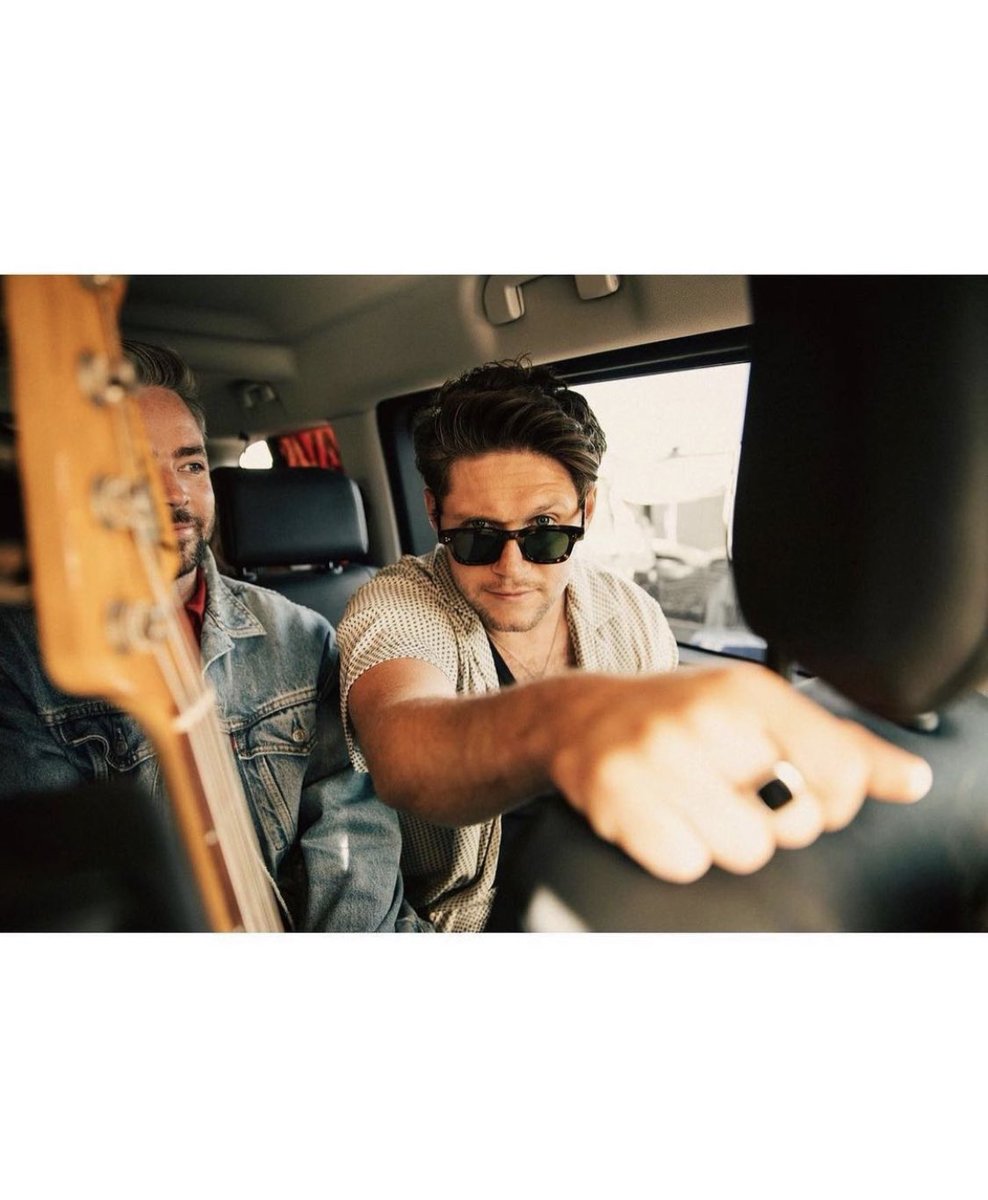 fairydemar's tweet photo. THESE PICTURES OF NIALL ARE GOLDEN!!! @NiallOfficial you're so golden 🌟🌟🌟🌟🌟🌟 https://t.co/bMZPNTzgTQ