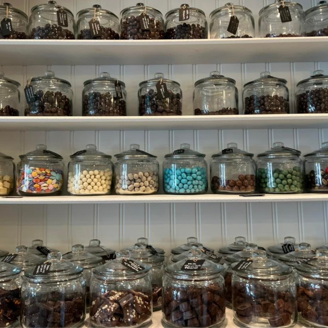 EdgeFCU's tweet image. Happy #WorldChocolateDay! We’ll be stopping by Sweet Dream Candy Shoppe to stock up on the essentials because when life happens, chocolate helps! 🍫

Want us to feature your favorite local business? Let us know who to feature next in the comments!