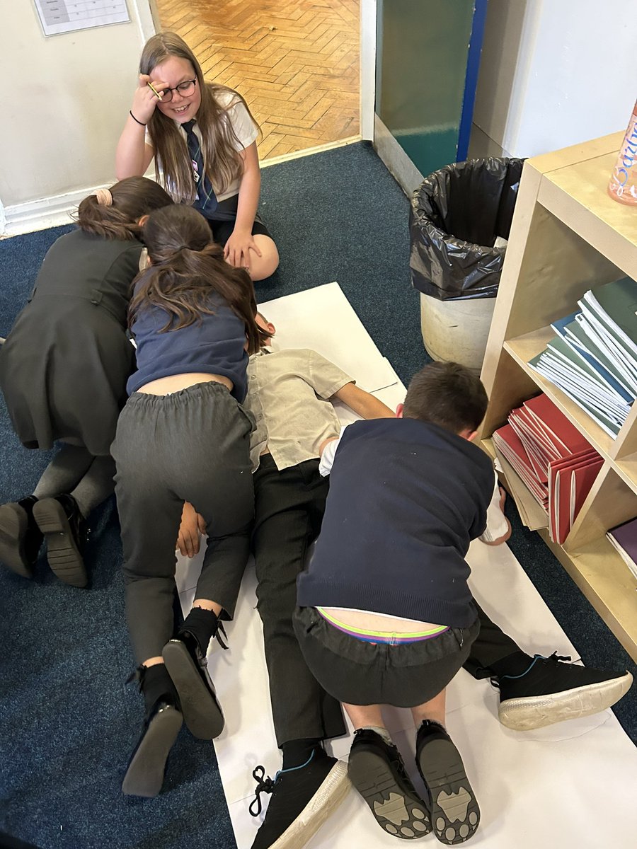 ASALeavers25's tweet photo. Yesterday we drew an outline of a human and placed the organs of the digestive system inside.  #ASAScientists https://t.co/CvQS613kCZ