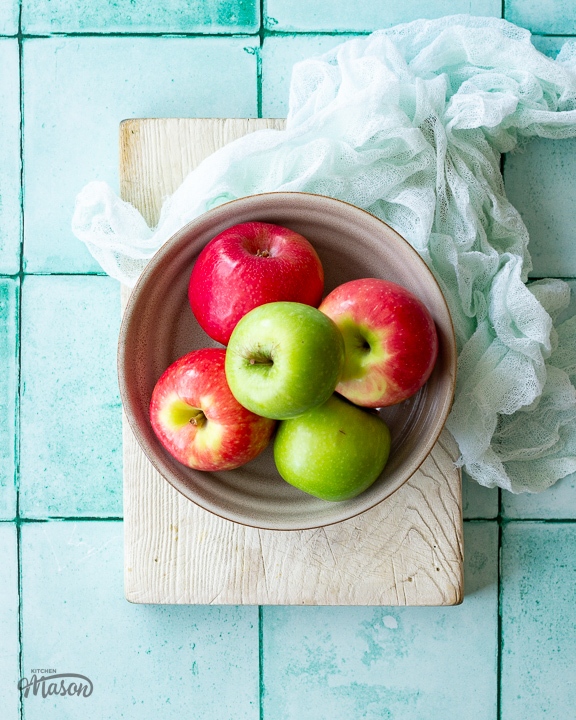 Cutting an apple is one of those things we assume our parents taught us well, so we never question it.⁠
⁠⁠
In this BRAND NEW How To style post, learn the best way to cut an apple... PLUS how to stop it from browning!⁠

kitchenmason.com/how-to-cut-an-…