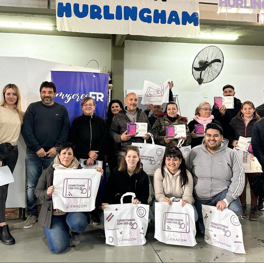MujeresFRHur's tweet photo. Hoy hicimos entrega de tablets a estudiantes que cursan el programa FinEs de 1ro y 2do año, a traves de la ONG Mas Abrazos y Sonrisas Hurlingham, gracias al Programa #ConcentrandoConVos de @ENACOMArgentina https://t.co/BHIQsIiIQS