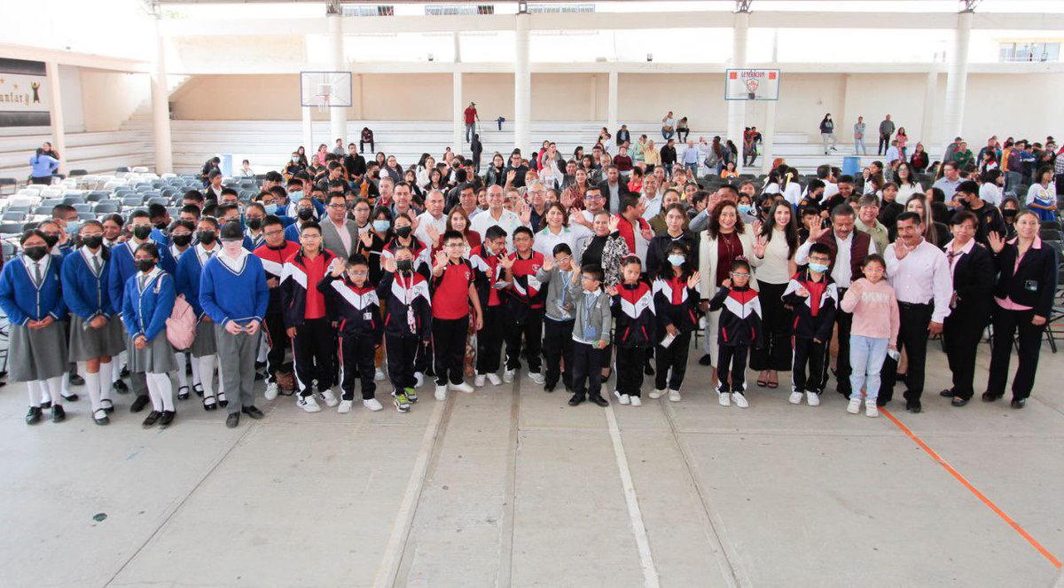 Para brindar la atención que el pueblo necesita, esta mañana el secretario <a href="/natycastrejonv/">Naty Castrejón</a> visitó a la comunidad educativa de la escuela secundaria general “Justo Sierra” de #Ixmiquilpan en donde se realizó la entrega simbólica de lentes del Programa “Ver Bien para Aprender