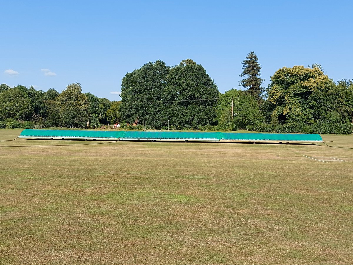 NottyUk's tweet photo. @Tewkesbury_CC the covers are on at the Puckrup Oval https://t.co/C46zhrQjnh