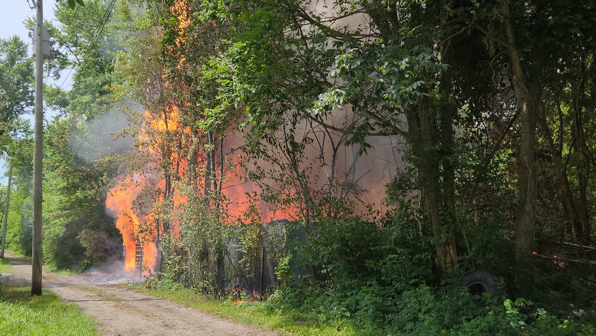 ffshifflett's tweet image. #BREAKING Washington Park, Illinois. Industrial Lane.  Currently battling a house #ilfire #fire @Fire_Alerts911