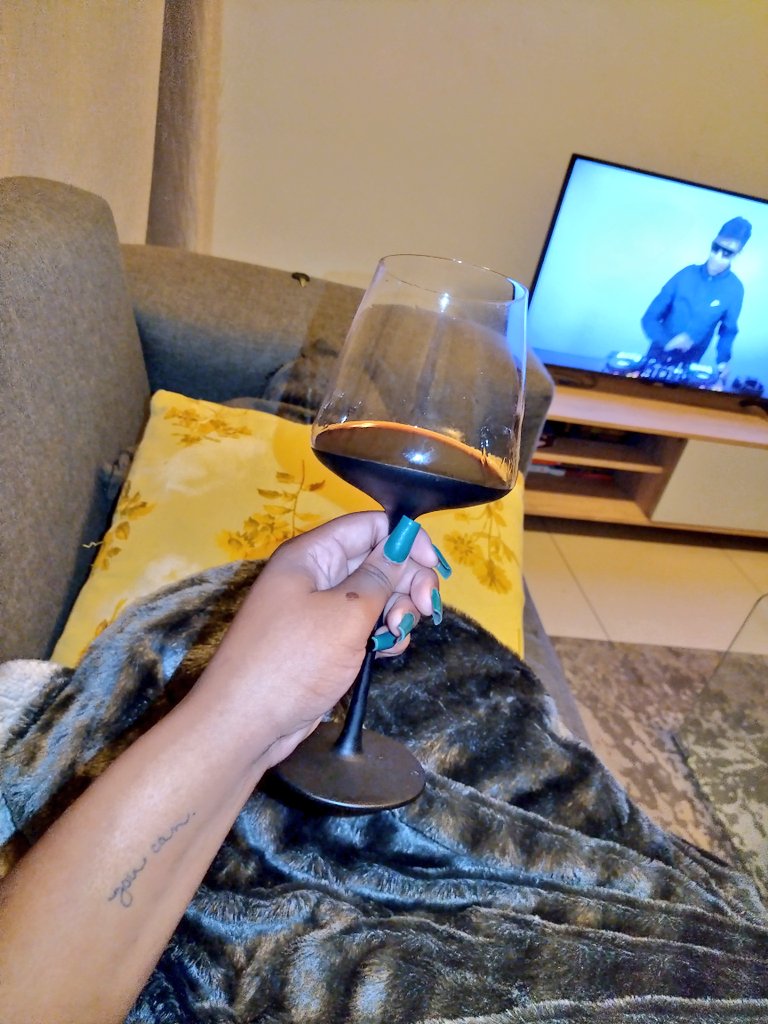 WinewithLebo's tweet photo. Dumelang, Happy Friday! β€οΈπ· Bathong how cute is this bottle π₯Ίπ₯°
What are you drinking tonight? π
#WinewithLebo https://t.co/cjrrgejZk7