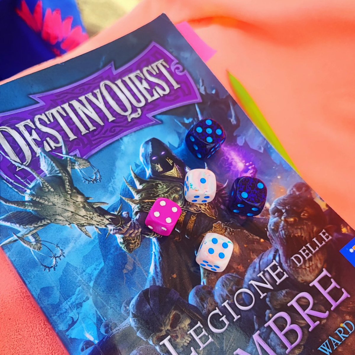Gunslinger_Jane's tweet photo. ...in spiaggia...
#DestinyQuest - La Legione delle Ombre

#librogame #dadi #rpg #lalegionedelleombre  #giochiinspiaggia #boardgamer #boardgameralmare #giochiinsolo #mondoaperto #adventuregame #giochiuniti @destiny_quest https://t.co/VqTYJIHFQW