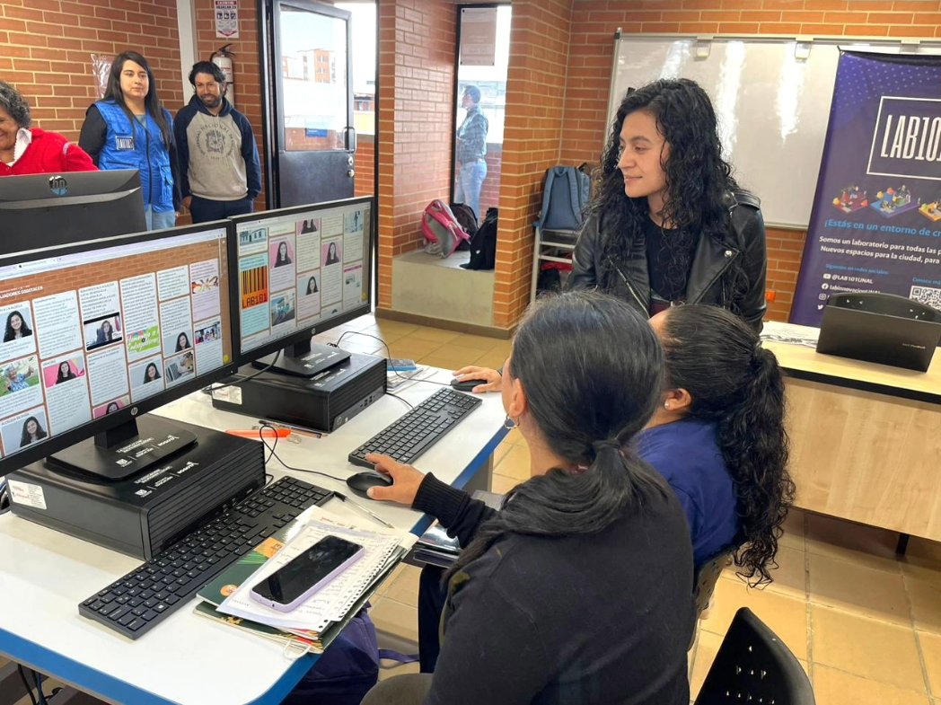 AlcaldiadeBosa's tweet photo. ¡Nunca es tarde para aprender! 🤗 Estamos capacitando a 112 personas mayores de #Bosa en el uso de las tecnologías, a través de #TicLocal y #EmbajadoresDigitales 🎓 La alcaldesa @LizethGonzalezJ, acompañó el proceso de aprendizaje en manejo de computadores y programas básicos, 💻 https://t.co/UM3xoKCcY8