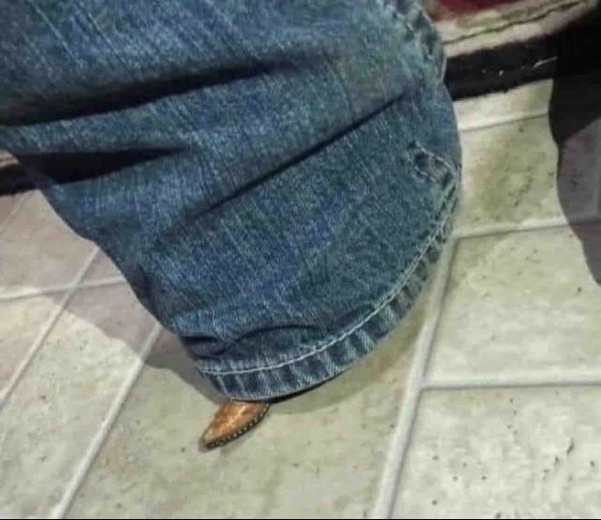Guarromantico_'s tweet photo. La morra que usa pantalón acampanado y calza del 3. https://t.co/jyLRFMqan4
