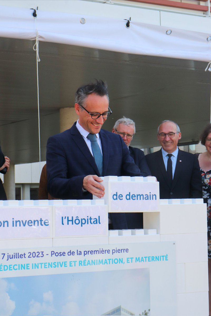 🏥 Pose de la 1ère pierre du nouveau bâtiment de réanimation, de dialyse et de maternité du @CHDunkerque
➡️Un investissement au service des conditions d'exercice des soignants et de la qualité des soins des patients, soutenu à hauteur de 9 millions € par l'ARS