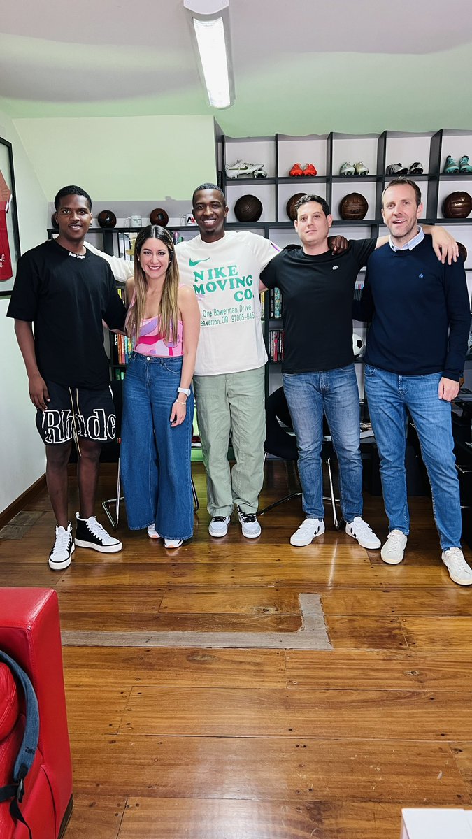 GabyAlcivar7's tweet photo. ¡HOY! 🔥 Se viene una linda entrevista a Willian Pacho 🇪🇨 por @ElCanalDFutbol gracias a mis amigos de @Kancha_Agency 👏🏼

El gran defensor, listo para viajar a Alemania 🇩🇪 https://t.co/aRbMVU6Tvx