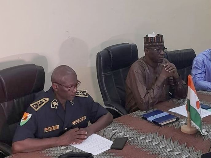 Vulgarisation de la Stratégie Nationale de Sécurité Intérieure 🇳🇪  : EUCAP Sahel Niger 🇪🇺 soutient les activités dans la région de Diffa et parle avec les chefs de FSI du plan régional de sécurité.

Lire plus : is.gd/BFyEpW

#Niger #SNSI #SNSP #Diffa @EucapSahelNiger