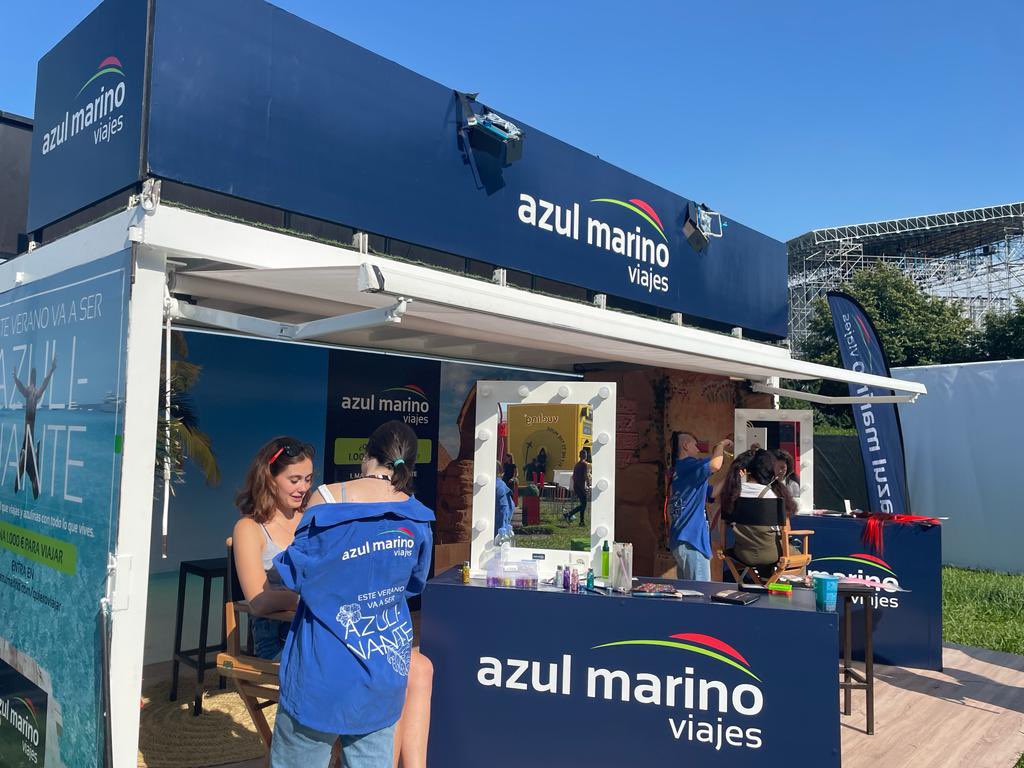 ¿Aún no has visitado nuestro stand en <a href="/bilbaobbklive/">Bilbao BBK Live</a>? 🤔

¡Te estamos esperando para peinarte, maquillarte y hacerte viajar! 💙 Elige tu estilo y vive el festival con tu look más #azulinante 

#FestivalesAzulMarino #Bilbaobbklive