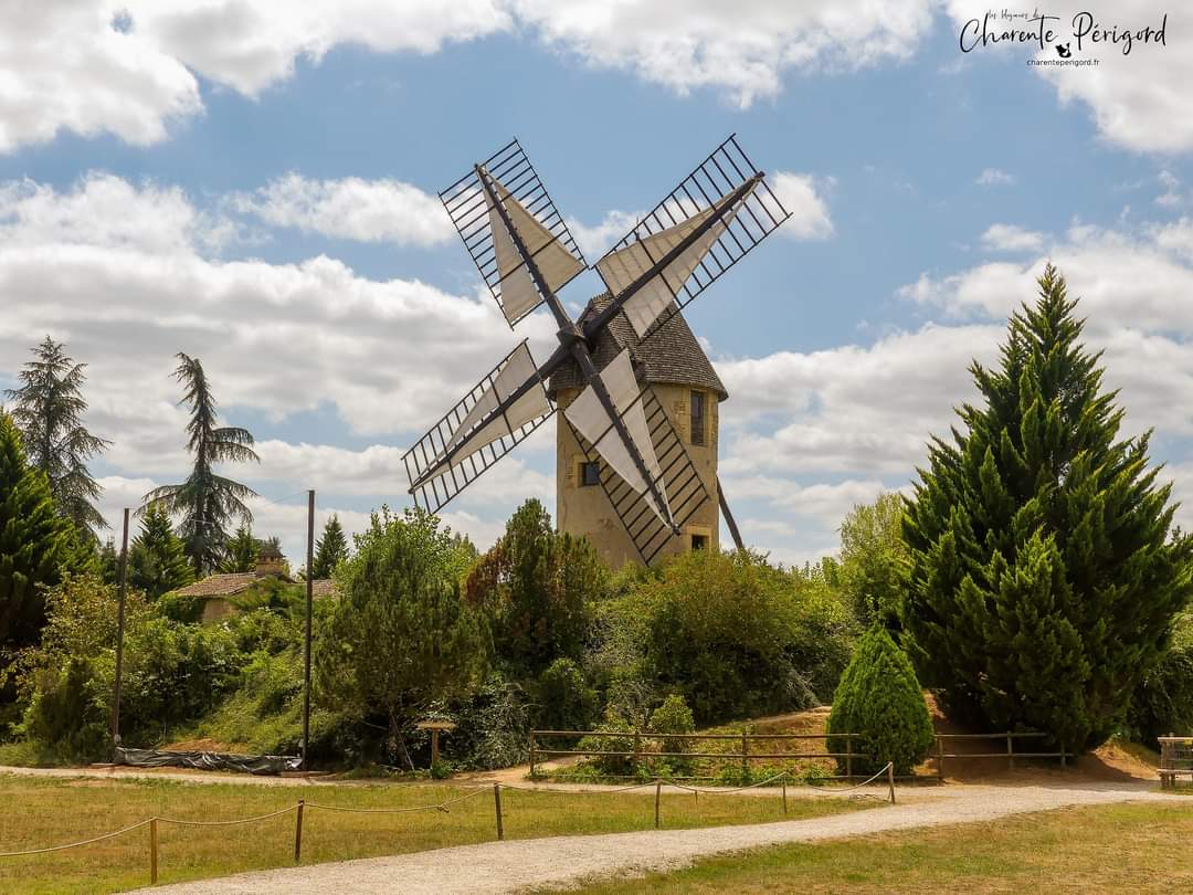 CharentePrigord's tweet photo. Une idée sortie pour vos vacances : le Parc du Bournat, en Dordogne. 

Ce vieux village reconstitué vous plongera dans les années 1900.
Petit plus, nos amis les chiens y sont les bienvenus.

@dordogneperigor @ParcBournat @30millionsdamis #Vacances #parc #Famille #photography https://t.co/GDWTKsMZTi