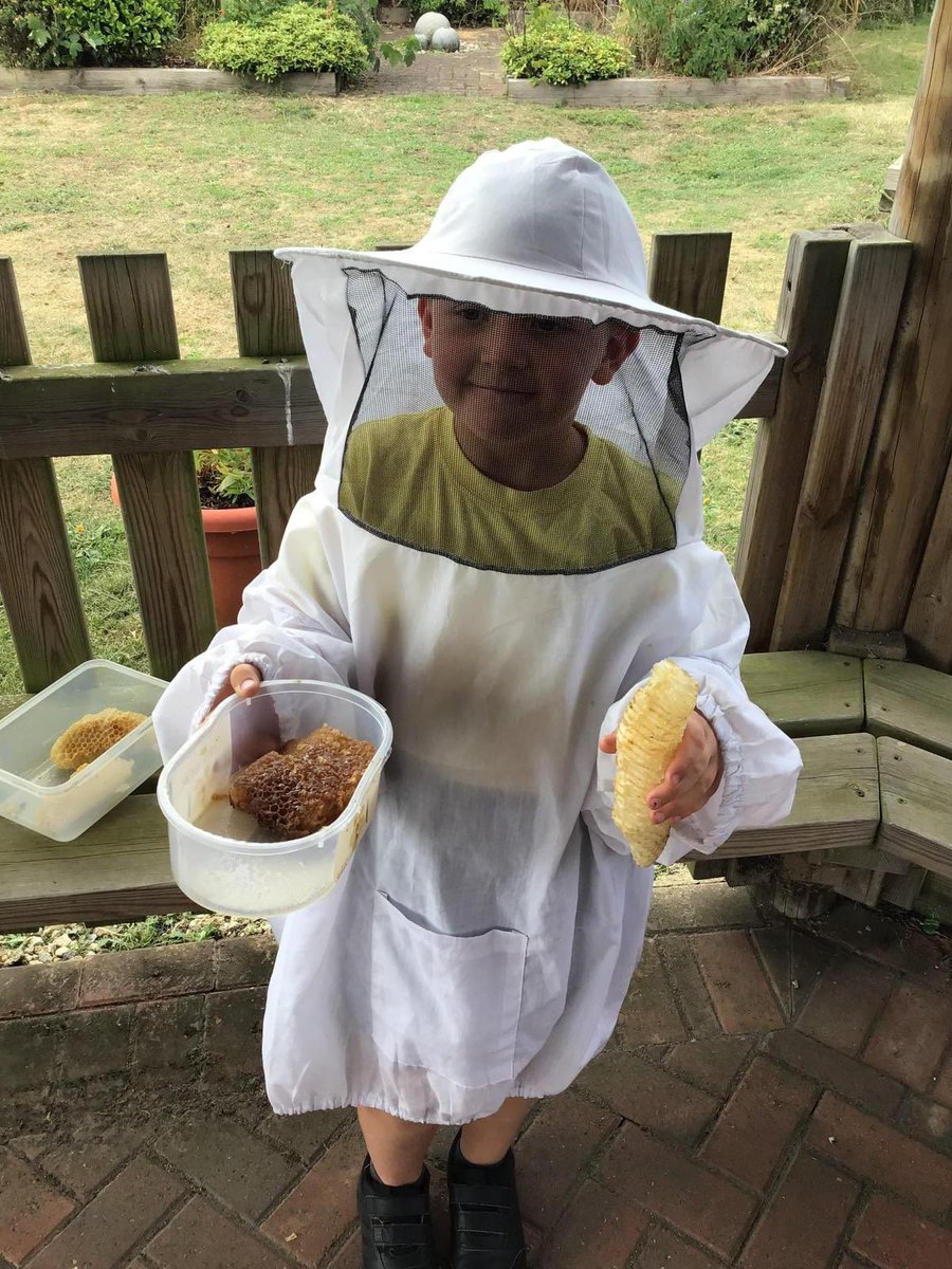 We are very lucky that one of our nature club crew has his very own beehive at home. He kindly brought in some honeycomb for us to look at and told us what we need to wear to protect us when working with bees.