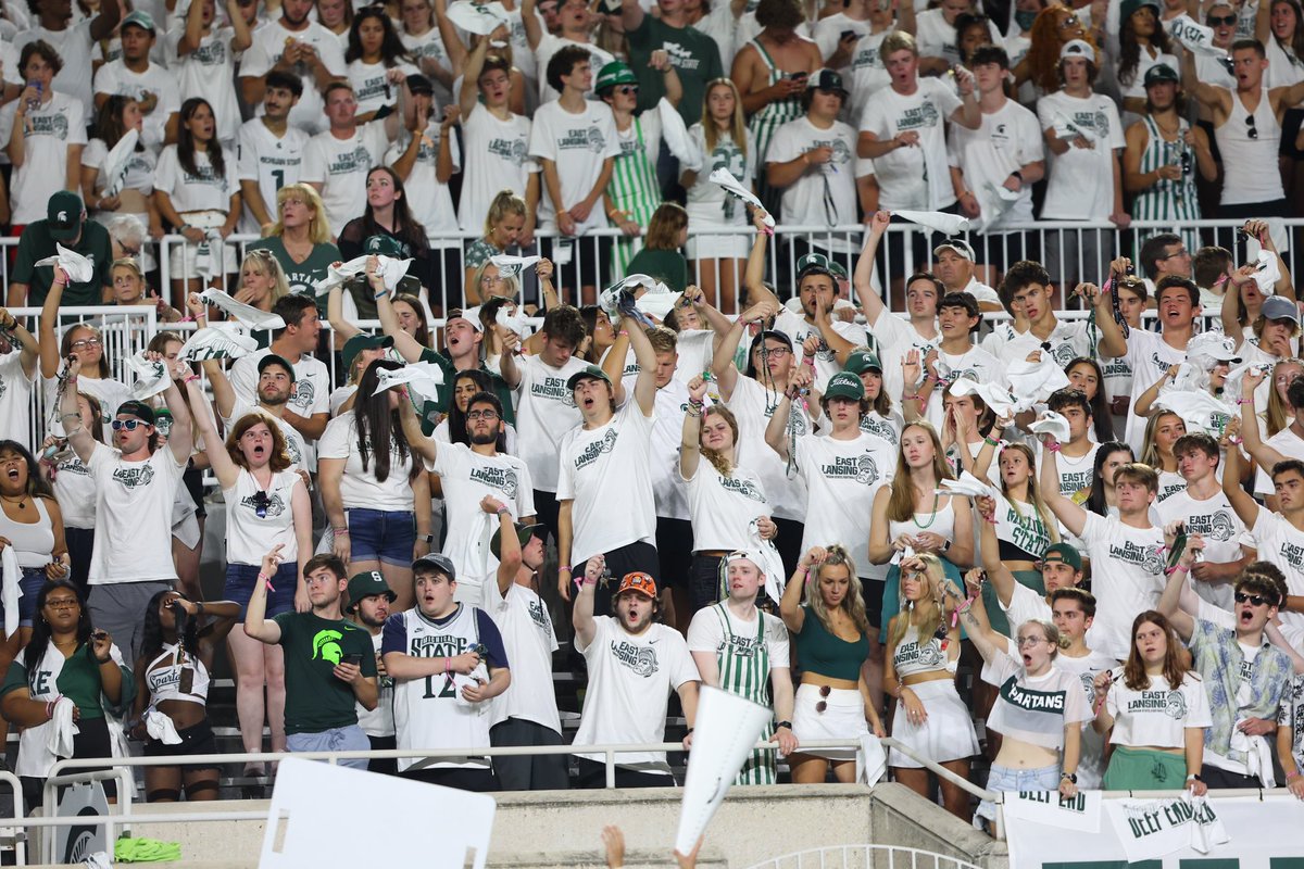 MSU_Football's tweet photo. 8 more Fridays, Spartan Nation!

#RELENTLESS https://t.co/ItEzQzj1SJ
