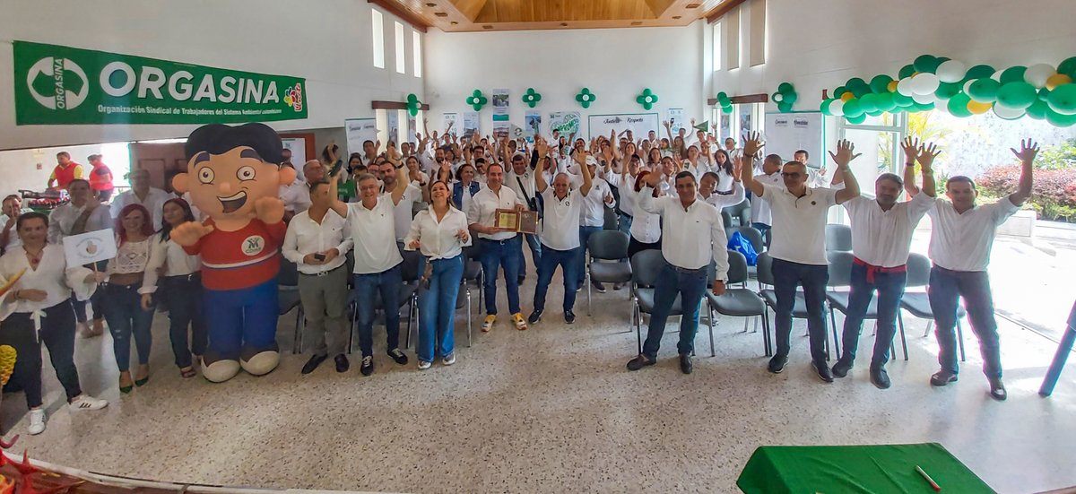CARCDMB's tweet photo. Éste es un triunfo del liderazgo directivo y el compromiso institucional.

La Organización Sindical ORGASINA entregó un reconocimiento al Director de la #CDMB, Juan Carlos Reyes Nova, por “su gestión ambiental y los aportes a las diferentes líneas de acción". https://t.co/GhADNSQaIw