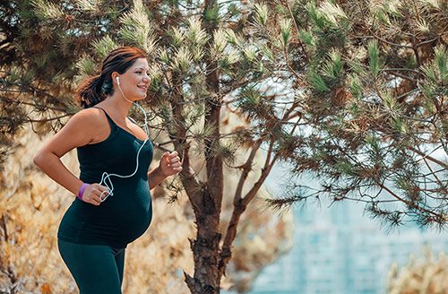 lifetimeadopt's tweet image. Whether you want to start a new workout routine or continue your current one, we’ve got you covered. 🏋️🏊🚶From cardio and swimming to stretching and core exercises, here’s what you need to know about finding pregnancy-safe workouts: zurl.co/bZhI #pregnancyexercise