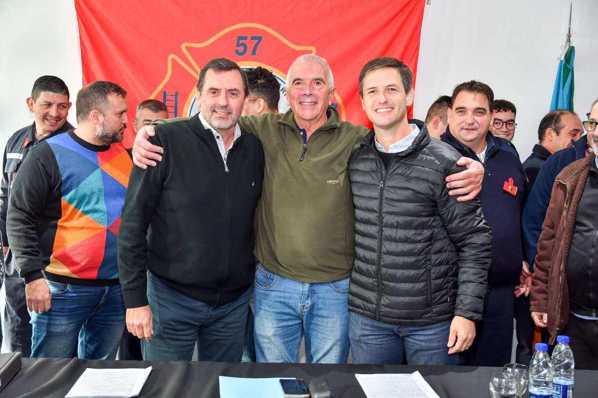 nico_mantegazza's tweet photo. 🚒📚 Participé del acto de firma de acuerdos entre @AlejandrooSalce de @udocbacentral y Norberto Barciocco, Presidente de los Bomberos Voluntarios de San Vicente, donde se concretó la transferencia a UDOCBA de los dos terrenos cedidos por @SVmunicipio a Bomberos a través del HCD. https://t.co/2A5agASIcH