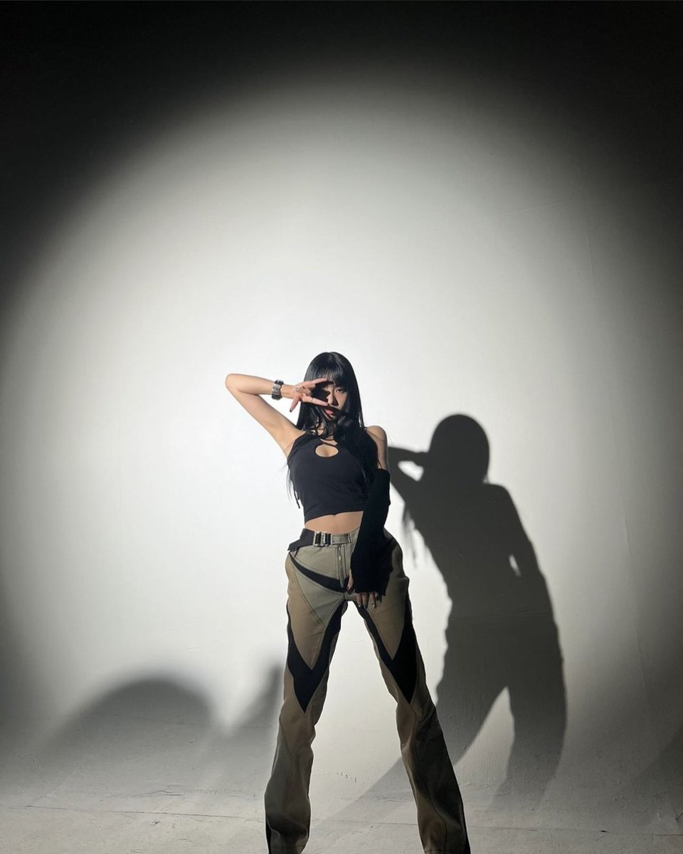 ahnattchaya's tweet photo. Been excited to show you the improvements, trails of masterpiece that I — along with my girls been working hard is finally come to an enlightment. If life has been dull for you, maybe you need a KISS OF LFIE. 🖤💋 https://t.co/uk16bZEV9H