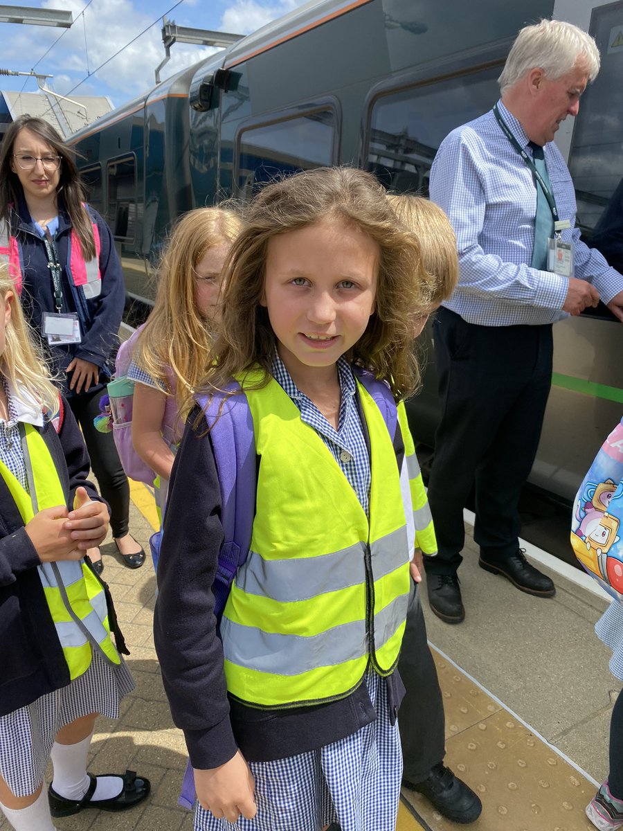 bernside15's tweet photo. A pleasure to help @goringprimary children take the train and cross the station to get to their museum trip. And what lovely thank you cards we received ❤️🚂@networkrailwest @GWRHelp #readingstation https://t.co/ivX5USaXDA