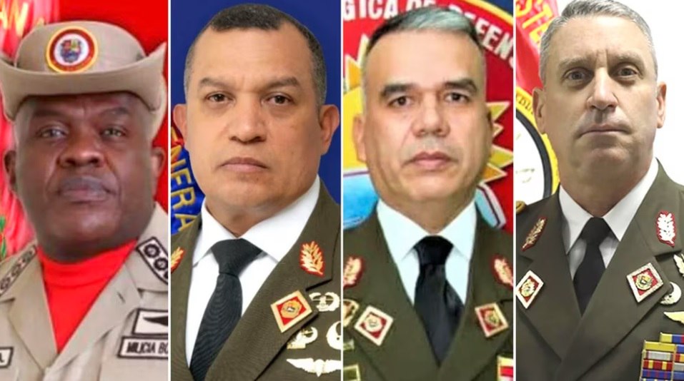 ÚLTIMA HORA | Nicolás Maduro pasa a retiro a casi todo el alto mando militar: Padrino López y Hernández Lárez se mantienen en sus cargos. Da un 'sacudón' al Alto Mando Militar y otros oficiales leales a la revolución, al pasar a retiros a los comandantes generales. #AlbertoNews