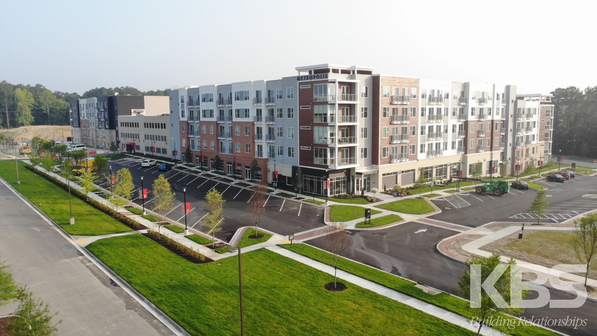 kbsgc's tweet photo. How great is Metropolis at Innsbrook looking?! This 545,000-square-foot, 5-story apartment complex features a five-level parking garage that separates two C-shaped buildings to create two open-air courtyards. #kbsteam #newconstruction #rva #innsbrook https://t.co/H0Y57Sf0uQ