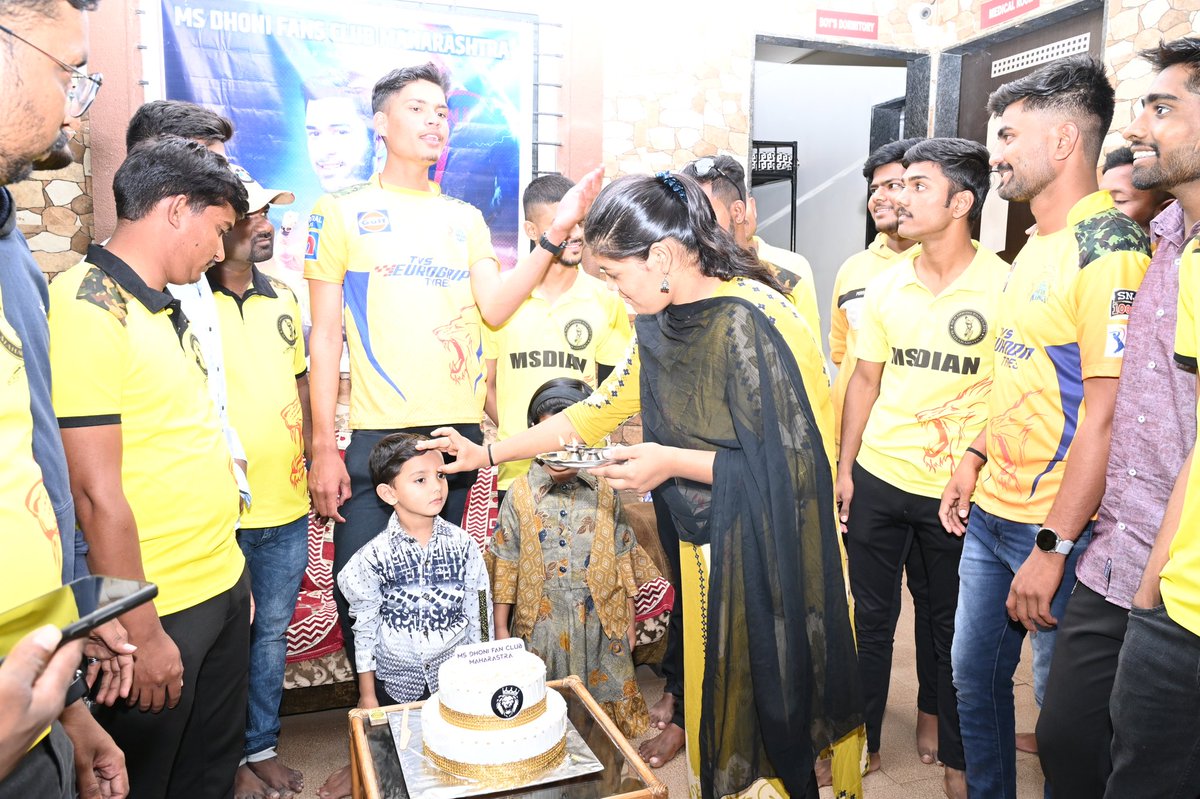 MHMsdianClub's tweet photo. MSD ICON OF WORLD CRICKET #HappyBirthdayDhoni https://t.co/MCX1SsSNj1