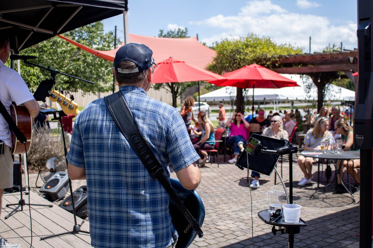 Finally, the weekend is here 😍 Come celebrate the best way you can, with live music by Apollo Gott and food by GastroDawg 😎😏