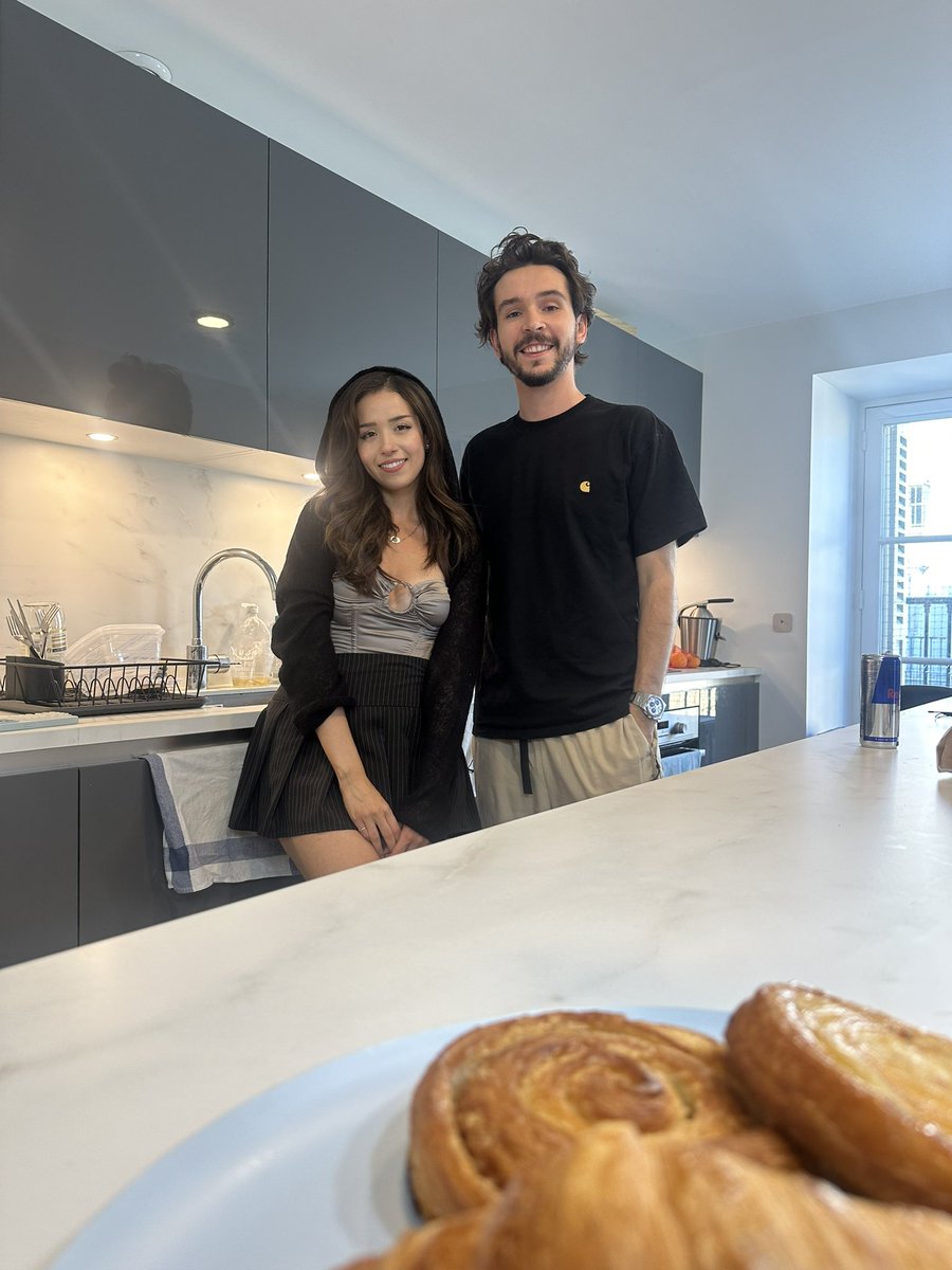 Domingo's tweet photo. Poki est arrivé, je vais lui faire goûter des produits et spécialités françaises 🤩

https://t.co/mAkXH3TY6V https://t.co/MOMxI1WrqG