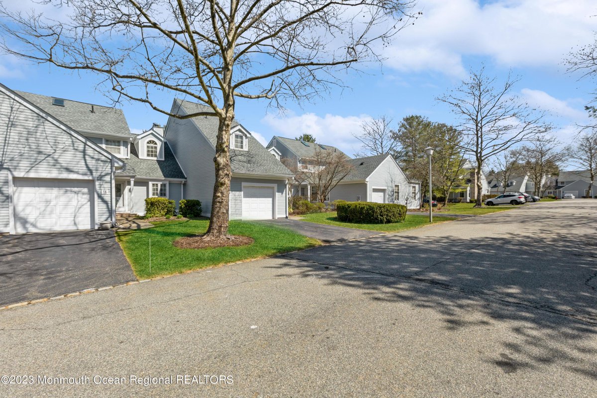3 Bedrooms, 2 full and 1 half for sale in Montville, NJ.  cpix.me/l/173134588